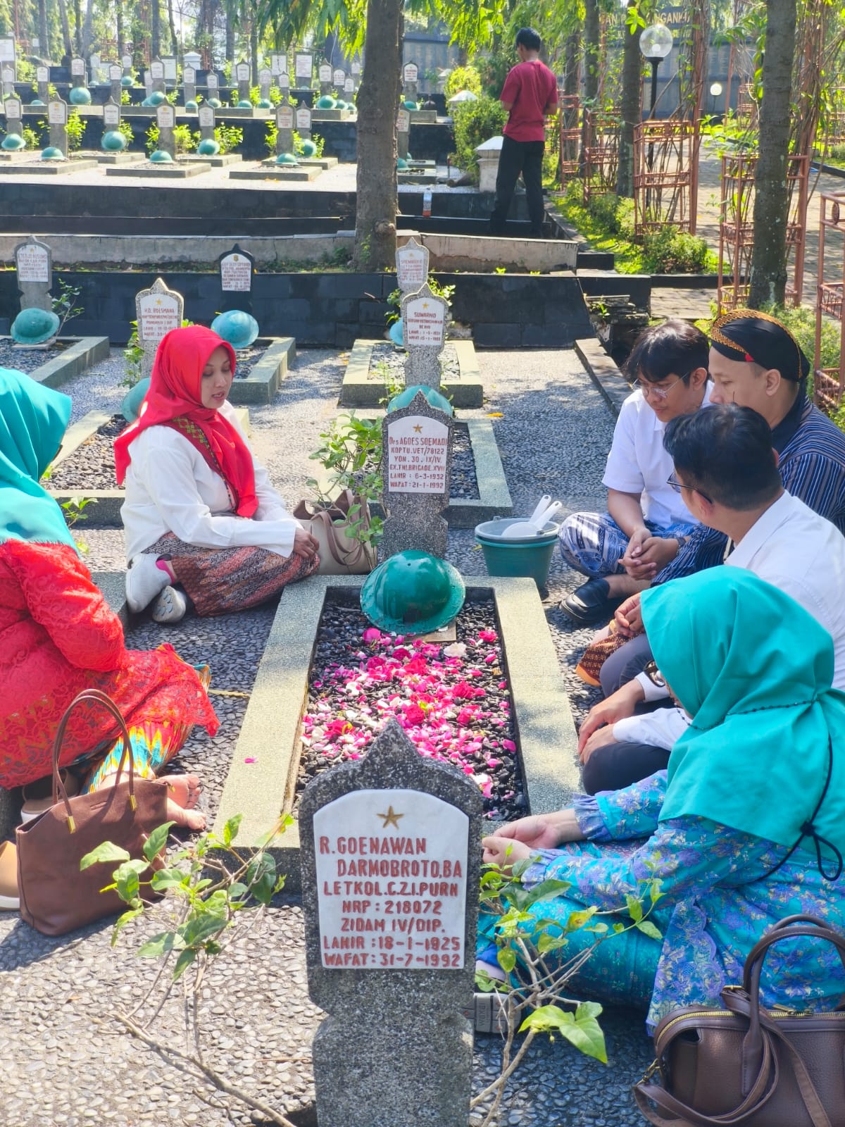 Rektor bersama Jajaran Pimpinan melaksanakan Ziarah 